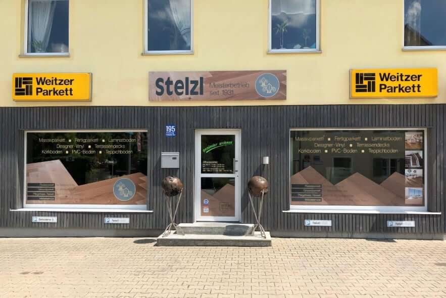 Parkettmuster und Holzoberflächen in der Ausstellung von Parkett Stelzl in München-Forstenried